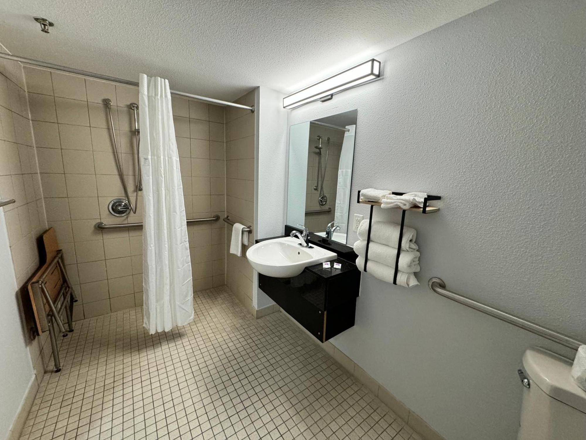 6 East Syracuse, Ny - Airport Hotel